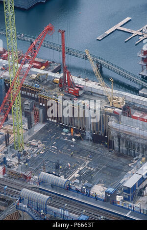 Site de construction à côté de la gare ferroviaire de banlieue. United Kingdom. Banque D'Images