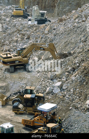 Komatsu 265BL MOI excavatrice, caterpillar 924G chargeuse sur roues, Caterpillar CB-534C rouleau, Bitelli BB651-C à paver. Banque D'Images