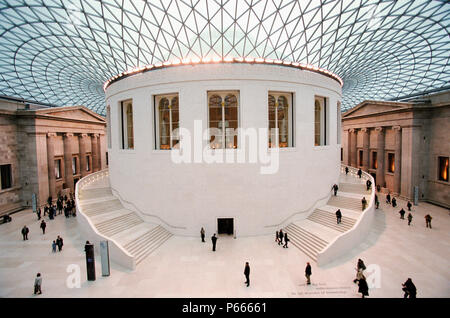 British Museum, Londres, grande cour. Caché à la vue du public depuis 1857. La grande cour permet aux visiteurs de se déplacer librement autour de l'étage principal pour le Banque D'Images