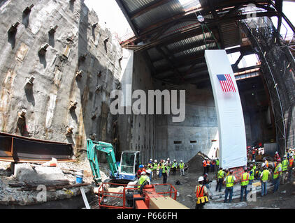 World Trade Center, New York City, États-Unis d'août 2009, Memorial, poutre d'acier retourne Banque D'Images