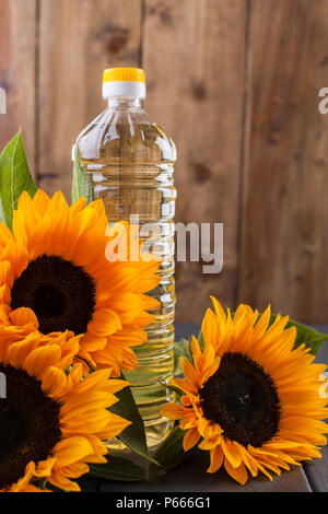 Dodsolnechnoe d'huile dans la bouteille, un bouquet de tournesols fleurs, gravé sur un arrière-plan. Produit naturel, style rustique. Copy space Banque D'Images