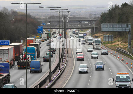 Trafic sur M1 pendant le projet élargissement entre les échangeurs 25 et 28, Dorset, Royaume-Uni, février 2008 Banque D'Images