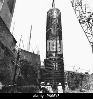 Cage d'armature en acier de positionnement pour le béton coulé sur la structure. Banque D'Images