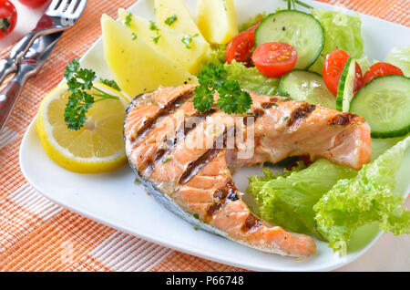 Pavé de saumon grillé avec des pommes de terre et salade Banque D'Images