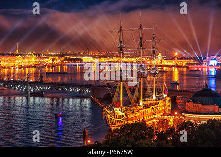 Voiles écarlates célébration à St Petersbourg. Maison de vacances traditionnelle de diplômés. Banque D'Images