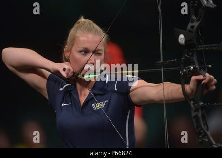 La CPS de l'armée américaine. Chasity Kuczer Équipe d'entre nous, participe à la finale du tir à l'Invictus 2016 Jeux à l'ESPN Wide World of Sports, Orlando, en Floride, le 9 mai 2016. L'Invictus Games sont une compétition sportive qui a été créé par le prince Harry du Royaume-Uni, après avoir été inspiré par les jeux de guerrier du DoD. Cet événement réunira des blessés, malades et blessés militaires et anciens combattants de 15 pays pour des événements y compris : tir à l'arc, randonnée à vélo, l'aviron, la dynamophilie, le volleyball assis, natation, athlétisme, basket-ball en fauteuil roulant, la course en fauteuil roulant, rugby en fauteuil roulant et Banque D'Images