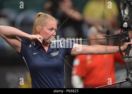 La CPS de l'armée américaine. Chasity Kuczer de nous Équipe en concurrence pour la finale du tir à l'Invictus 2016 Jeux à l'ESPN Wide World of Sports, Orlando, en Floride, le 9 mai 2016. L'Invictus Games sont une compétition sportive qui a été créé par le prince Harry du Royaume-Uni, après avoir été inspiré par les jeux de guerrier du DoD. Cet événement réunira des blessés, malades et blessés militaires et anciens combattants de 15 pays pour des événements y compris : tir à l'arc, randonnée à vélo, l'aviron, la dynamophilie, le volleyball assis, natation, athlétisme, basket-ball en fauteuil roulant, la course en fauteuil roulant, rugby en fauteuil roulant Banque D'Images