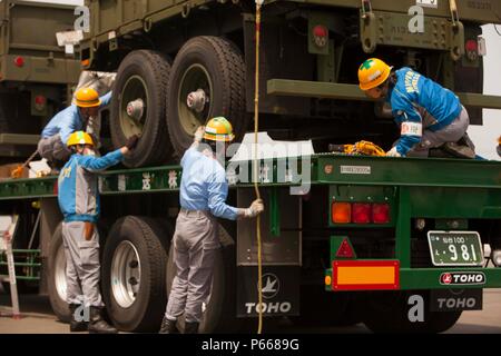 SENDAI, Japon - Japonais entrepreneurs embarquement à décharger des marchandises pour la réinstallation d'artillerie 16-1 Programme de formation le 9 mai 2016. L'ARTP est financé par le Japon, un exercice d'entraînement de routine qui permet aux Marines avec 3e Bataillon, 12e Régiment de Marines, 3e Division de marines, III Marine Expeditionary Force, basé à Camp Hansen, Okinawa, Japon, de procéder à l'entraînement au tir réel. Banque D'Images