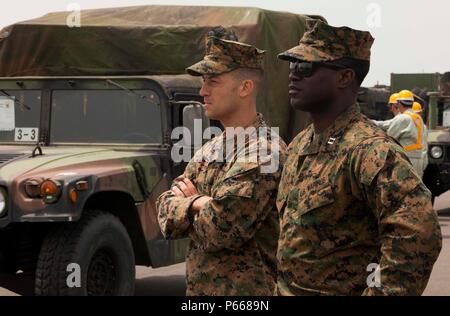 SENDAI, Japon - Le Capitaine Nathan Diller (à gauche) et le capitaine Emmanuel Baning, les deux agents effectuant l'exercice pour le programme de formation de réinstallation d'artillerie 16-1, superviser le déchargement du fret au port de Sendai, le 9 mai 2016. Les deux Marines sont avec 3e Bataillon, 12e de Marine basé à Camp Hansen, Okinawa, Japon. Diller est de Boulder, CO et Baning est de Washington D.C. Banque D'Images