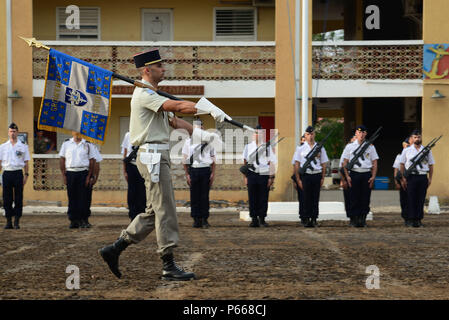 Camp Lemonnier et Combined Joint Task Force-Horn des représentants de l'Afrique et les forces françaises à Djibouti la commémoration de l'Armistice du 8 mai 2016, à la base française à Djibouti. Au cours de la cérémonie, le général Philippe Montocchio, commandant des forces françaises à Djibouti, a parlé de l'un des éléments les plus forts de la guerre, les hommes et les femmes à travers l'Europe de résister contre l'envahisseur ennemi. V-E Day, célébrée chaque année en France, célèbre la victoire en Europe, mettant fin à la Seconde Guerre mondiale, et devint un grand appartement de vacances. Charles de Gaulle, qui a dirigé les forces françaises pendant la guerre, a déclaré Banque D'Images