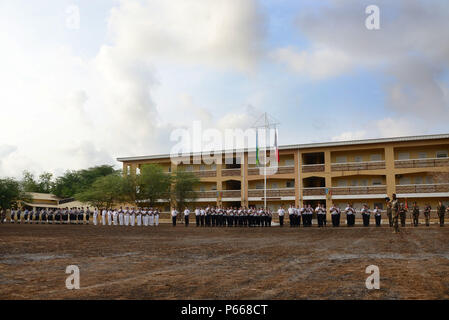 Camp Lemonnier et Combined Joint Task Force-Horn des représentants de l'Afrique et les forces françaises à Djibouti la commémoration de l'Armistice du 8 mai 2016, à la base française à Djibouti. Au cours de la cérémonie, le général Philippe Montocchio, commandant des forces françaises à Djibouti, a parlé de l'un des éléments les plus forts de la guerre, les hommes et les femmes à travers l'Europe de résister contre l'envahisseur ennemi. V-E Day, célébrée chaque année en France, célèbre la victoire en Europe, mettant fin à la Seconde Guerre mondiale, et devint un grand appartement de vacances. Charles de Gaulle, qui a dirigé les forces françaises pendant la guerre, a déclaré Banque D'Images