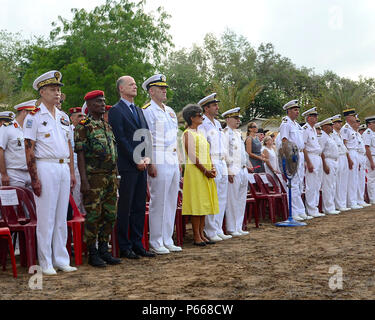 Camp Lemonnier et Combined Joint Task Force-Horn des représentants de l'Afrique et les forces françaises à Djibouti la commémoration de l'Armistice du 8 mai 2016, à la base française à Djibouti. Au cours de la cérémonie, le général Philippe Montocchio, commandant des forces françaises à Djibouti, a parlé de l'un des éléments les plus forts de la guerre, les hommes et les femmes à travers l'Europe de résister contre l'envahisseur ennemi. V-E Day, célébrée chaque année en France, célèbre la victoire en Europe, mettant fin à la Seconde Guerre mondiale, et devint un grand appartement de vacances. Charles de Gaulle, qui a dirigé les forces françaises pendant la guerre, a déclaré Banque D'Images