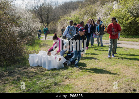 Lors d’un événement éducatif sur le jour de la Terre à Oberdachstetten Range Training Area, en Allemagne, le 20 avril 2016, des enfants peignent des poteries et plantent des fleurs pour préparer des cadeaux pour la fête des mères. Le programme met l'accent sur l'éducation environnementale, l'horticulture, la durabilité, l'entretien des sols et des plantes, et la sensibilisation à la flore locale. Les enfants pratiquent la créativité, le travail d'équipe, l'observation et les compétences pratiques tout en apprenant le rôle des plantes dans les écosystèmes. Les activités encouragent l'appréciation de la nature, de la biodiversité et des pratiques environnementales responsables chez les jeunes participants. Banque D'Images