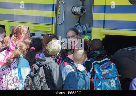 Un pompier de la garnison de l'armée américaine Ansbach démontre et explique ses responsabilités en matière de lutte contre les incendies aux enfants lors d'un événement éducatif organisé le jour de la Terre à Oberdachstetten Range Training Area, en Allemagne, le 20 avril 2016. Le programme met l'accent sur la sécurité, la préparation aux situations d'urgence, la protection de l'environnement et le service communautaire. Les participants en apprennent davantage sur la prévention des incendies, l'utilisation de l'équipement, le travail d'équipe et l'importance des intervenants d'urgence dans des environnements naturels et créés par l'homme. L'activité favorise la sensibilisation à la sécurité publique, à la gérance de l'environnement et aux rôles de carrière dans les services d'urgence. Banque D'Images