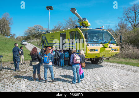 Les pompiers de la garnison de l'armée américaine Ansbach présentent leurs rôles et leurs fonctions lors d'un événement éducatif du jour de la Terre à Oberdachstetten Range Training Area, en Allemagne, le 20 avril 2016. Les enfants apprennent les techniques de lutte contre les incendies, les interventions d'urgence, la sécurité et la protection de l'environnement. Le programme met l'accent sur le travail d'équipe, l'utilisation de l'équipement, la sensibilisation aux dangers et l'importance de la fonction publique. Les activités offrent des démonstrations pratiques, favorisent la compréhension des opérations d'urgence et encouragent les jeunes à explorer des carrières dans les services d'incendie et d'urgence tout en favorisant la sécurité et la gérance. Banque D'Images