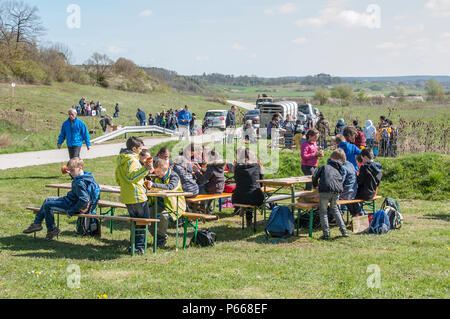 Les enfants s’engagent dans la peinture de poteries et la plantation de fleurs lors d’un événement éducatif du jour de la Terre à Oberdachstetten Range Training Area, Allemagne, le 20 avril 2016, préparant des cadeaux pour la fête des mères. Le programme, organisé par DPW et TSC Ansbach, enseigne l'horticulture, l'entretien des sols, la croissance des plantes, la gérance de l'environnement, et le travail d'équipe. Les participants développent des compétences en observation, créativité et pratique tout en apprenant le rôle de la flore dans les écosystèmes, les pratiques durables et l’importance de la nature. Les activités encouragent la participation, la curiosité et la sensibilisation écologique des jeunes. Banque D'Images