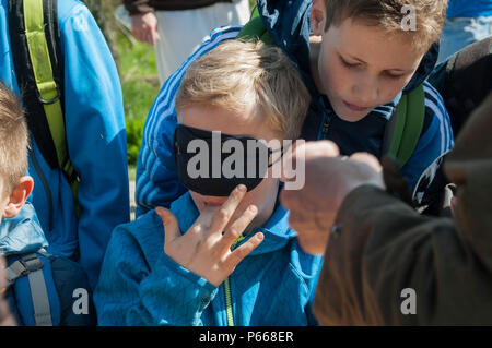 Des jeunes de la zone de formation Oberdachstetten Range, en Allemagne, ont exploré le stand de dégustation lors de la Journée de la Terre le 20 avril 2016, en dégustant des fruits et légumes biologiques. Le programme éducatif, mené par la garnison de l'armée américaine Ansbach et TSC Ansbach, mettait l'accent sur la nutrition, l'agriculture durable et la responsabilité environnementale. Des activités et des démonstrations interactives ont enseigné aux enfants les sources de nourriture, les pratiques vertes, la gérance écologique et la conservation de l'énergie afin de promouvoir des habitudes respectueuses de l'environnement et la sensibilisation à la durabilité. Banque D'Images