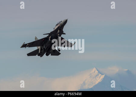 L'Indian air force d'avions de chasse Su-30MKI affecté à l'escadron 15, Base aérienne Sirsa, l'Inde, s'exécute à partir d'Eielson Air Force Base, en Alaska, le 4 mai 2016, au cours de l'exercice Red Flag Alaska-(RF-A) 16-1. RF-A permet aux unités participantes d'échanger des tactiques, techniques et procédures ainsi que d'améliorer l'interopérabilité. (U.S. Photo de l'Armée de l'air par le sergent. Joshua Turner) Banque D'Images