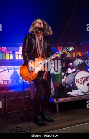 La Norvège, Bergen - 12 juin, 2018. Le groupe de rock anglais le framework Struts effectue un concert live au cours de la fête de la musique 2015 Bergenfest norvégien de Bergen. Ici le guitariste Adam Slack est vu sur scène. (Photo crédit : Gonzales Photo - Jarle H. MEO). Banque D'Images