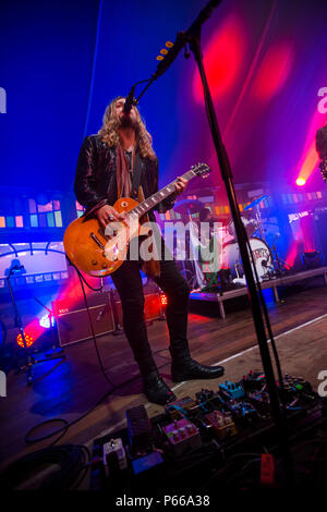 La Norvège, Bergen - 12 juin, 2018. Le groupe de rock anglais le framework Struts effectue un concert live au cours de la fête de la musique 2015 Bergenfest norvégien de Bergen. Ici le guitariste Adam Slack est vu sur scène. (Photo crédit : Gonzales Photo - Jarle H. MEO). Banque D'Images