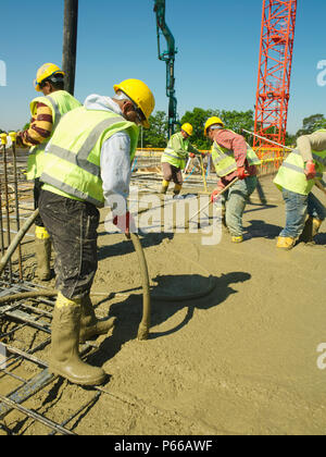 Les travailleurs de la construction, fixant le béton Banque D'Images