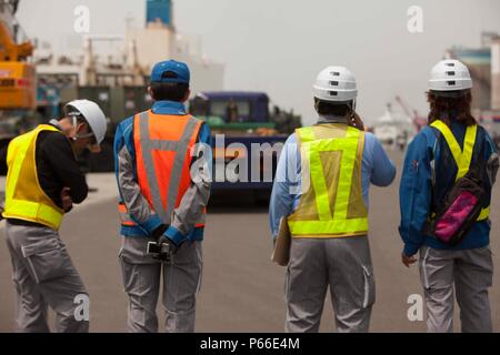 SENDAI, Japon - Japonais entrepreneurs d'embarquement du fret pour l'Artillerie de superviser le programme de formation de réinstallation 16-1 le 9 mai 2016. L'ARTP est financé par le Japon, un exercice d'entraînement de routine qui permet aux Marines avec 3e Bataillon, 12e Régiment de Marines, 3e Division de marines, III Marine Expeditionary Force, basé à Camp Hansen, Okinawa, Japon, de procéder à l'entraînement au tir réel. Banque D'Images