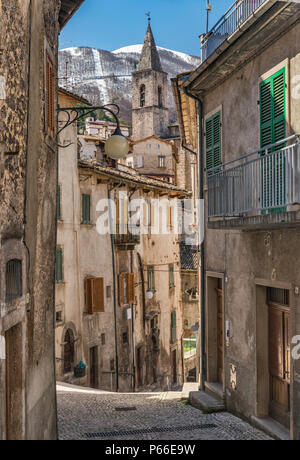 Via San Rocco, dans la rue hill ville de Scanno, Abruzzi, Massif de l'Apennin Central, Abruzzo, Italie Banque D'Images