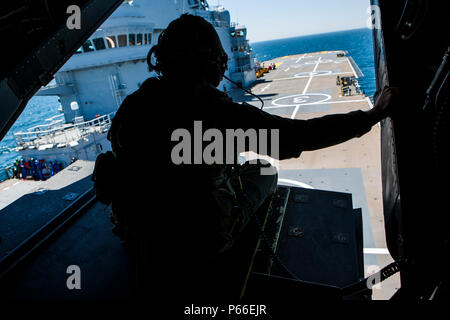 Le sergent du Corps des Marines des États-Unis. Brett D. Hankins, chef d'équipe avec l'escadron 263 à rotors basculants Support Marine, Marine à des fins spéciales Les Force-Crisis Response-Africa Tâche, observe à l'arrière d'un MV-22B Balbuzard comme il se prépare à atterrir sur le pont d'envol du navire d'assaut amphibie français BPC Dixmude, Golfe de Cadix, Espagne, le 2 mai 2016. SPMAGTF-CR-AF au débarquement des Marines à bord du BPC Dixmude à renforcer encore la coopération bilatérale et l'interopérabilité entre les deux armées. (U.S. Marine Corps photo par le Sgt. Kassie L. McDole/libérés) Banque D'Images