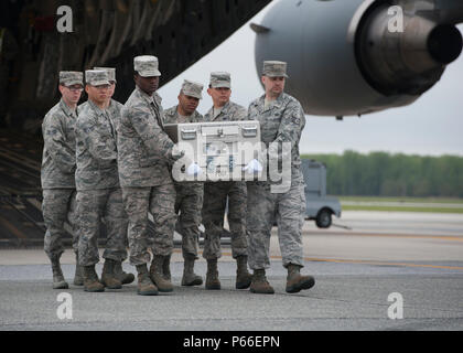 Une équipe de l'US Air Force transporter porte une boîte de transfert à vide le drapeau plié 2016 décès de masse exercice de transfert digne le 4 mai 2016, à Dover Air Force Base, Del. ce report équipe était composée d'aviateurs qui sont actuellement en poste à l'Armée de l'air les affaires mortuaires. (U.S. Air Force photo/Senior Airman Zachary Cacicia) Banque D'Images