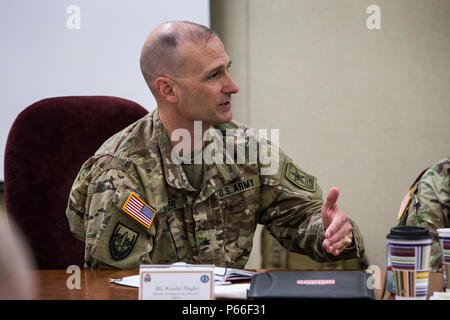 Le général Robert B. Abrams, Commandant, Commandement des forces de l'armée américaine, se réunit avec les adjuvats' généraux et leurs représentants de l'Agence fédérale de gestion des urgences Les régions 1 et 2, qui inclut le Connecticut, Maine, Massachusetts, New Hampshire, New Jersey, New York, Puerto Rico, Rhode Island, Vermont, et les Îles Vierges, au New Jersey, la formation conjointe de la Garde nationale et de la formation, Centre de développement de l'at Joint Base McGuire-Dix-Lakehurst, N.J., 5 mai 2016. La réunion est une partie d'une série d'engagements entre le commandant FORSCOM et adjudants généraux qui fournissent un forum pour les informations Banque D'Images