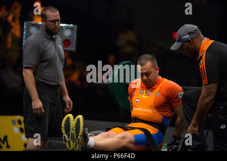 Une mise en concurrence dans le powerlifter 2016 Invictus Games, HP Field House, ESPN Wide World of Sports, Orlando, Floride, Mai 9,2016. L'Invictus Games sont une compétition sportive qui a été créé par le prince Harry du Royaume-Uni, après avoir été inspiré par les jeux de guerrier du DoD. Cet événement réunira des blessés, malades et blessés militaires et anciens combattants de 15 pays pour des événements y compris : tir à l'arc, randonnée à vélo, l'aviron, la dynamophilie, le volleyball assis, natation, athlétisme, basket-ball en fauteuil roulant, la course en fauteuil roulant, rugby en fauteuil roulant et tennis en fauteuil roulant. 115 athlètes américains Banque D'Images