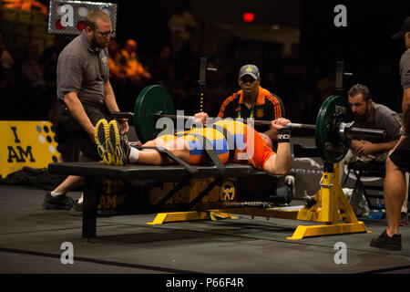 Une mise en concurrence dans le powerlifter 2016 Invictus Games, HP Field House, ESPN Wide World of Sports, Orlando, Floride, Mai 9,2016. L'Invictus Games sont une compétition sportive qui a été créé par le prince Harry du Royaume-Uni, après avoir été inspiré par les jeux de guerrier du DoD. Cet événement réunira des blessés, malades et blessés militaires et anciens combattants de 15 pays pour des événements y compris : tir à l'arc, randonnée à vélo, l'aviron, la dynamophilie, le volleyball assis, natation, athlétisme, basket-ball en fauteuil roulant, la course en fauteuil roulant, rugby en fauteuil roulant et tennis en fauteuil roulant. 115 athlètes américains Banque D'Images