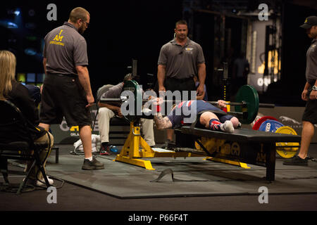 Une mise en concurrence dans le powerlifter 2016 Invictus Games, HP Field House, ESPN Wide World of Sports, Orlando, Floride, Mai 9,2016. L'Invictus Games sont une compétition sportive qui a été créé par le prince Harry du Royaume-Uni, après avoir été inspiré par les jeux de guerrier du DoD. Cet événement réunira des blessés, malades et blessés militaires et anciens combattants de 15 pays pour des événements y compris : tir à l'arc, randonnée à vélo, l'aviron, la dynamophilie, le volleyball assis, natation, athlétisme, basket-ball en fauteuil roulant, la course en fauteuil roulant, rugby en fauteuil roulant et tennis en fauteuil roulant. 115 athlètes américains Banque D'Images