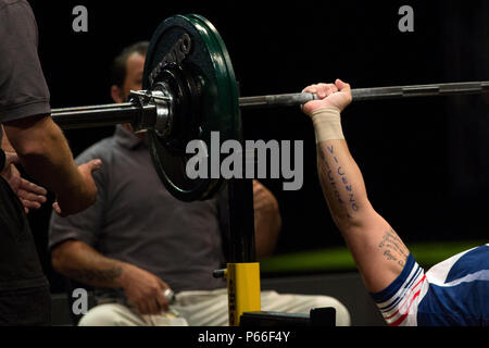 Une mise en concurrence dans le powerlifter 2016 Invictus Games, HP Field House, ESPN Wide World of Sports, Orlando, Floride, Mai 9,2016. L'Invictus Games sont une compétition sportive qui a été créé par le prince Harry du Royaume-Uni, après avoir été inspiré par les jeux de guerrier du DoD. Cet événement réunira des blessés, malades et blessés militaires et anciens combattants de 15 pays pour des événements y compris : tir à l'arc, randonnée à vélo, l'aviron, la dynamophilie, le volleyball assis, natation, athlétisme, basket-ball en fauteuil roulant, la course en fauteuil roulant, rugby en fauteuil roulant et tennis en fauteuil roulant. 115 athlètes américains Banque D'Images