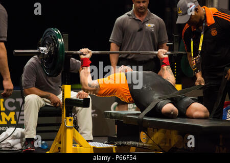 Une mise en concurrence dans le powerlifter 2016 Invictus Games, HP Field House, ESPN Wide World of Sports, Orlando, Floride, Mai 9,2016. L'Invictus Games sont une compétition sportive qui a été créé par le prince Harry du Royaume-Uni, après avoir été inspiré par les jeux de guerrier du DoD. Cet événement réunira des blessés, malades et blessés militaires et anciens combattants de 15 pays pour des événements y compris : tir à l'arc, randonnée à vélo, l'aviron, la dynamophilie, le volleyball assis, natation, athlétisme, basket-ball en fauteuil roulant, la course en fauteuil roulant, rugby en fauteuil roulant et tennis en fauteuil roulant. 115 athlètes américains Banque D'Images