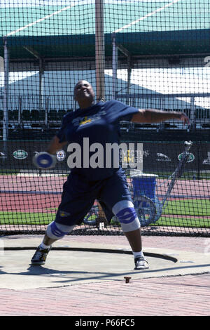 Vétéran de l'armée américaine Monica Southall jette une discus alors que la formation pour la piste et domaine d'activité pour l'équipe des États-Unis à l'Invictus 2016 Jeux. Southall, un spécialiste logistique automatisé, est un athlète de l'Armée de Suffolk, en Virginie. Elle est l'un des soldat de l'armée et des anciens combattants 35 athlètes représentant l'équipe des Etats-Unis au cours de l'Invictus de 2010 à Orlando, Floride, du 8 au 12 mai. Invictus Games, un tournoi sportif adapté des blessés, des malades et des blessés militaires et anciens combattants, dispose d'environ 500 athlètes militaires de 15 pays en compétition de tir à l'arc, randonnée à vélo, l'aviron, powerlifti Banque D'Images