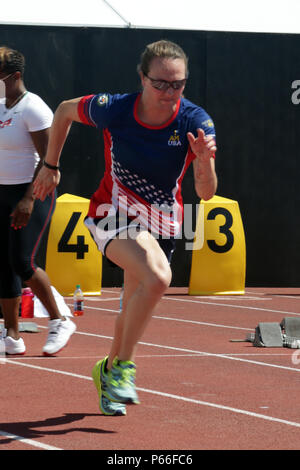 Vétéran de l'armée américaine Randi Gavell ses pratiques commencer les blocs alors que la formation pour la piste et domaine d'activité pour l'équipe des États-Unis à l'Invictus 2016 Jeux. Gavell, un agent de la police militaire, est un athlète de l'Armée de Grand Junction, Colorado. Elle est l'un des soldat de l'armée et des anciens combattants 35 athlètes représentant l'équipe des Etats-Unis au cours de l'Invictus de 2010 à Orlando, Floride, du 8 au 12 mai. Invictus Games, un tournoi sportif adapté des blessés, des malades et des blessés militaires et anciens combattants, dispose d'environ 500 athlètes militaires de 15 pays en compétition de tir à l'arc, randonnée à vélo, l'aviron, POE Banque D'Images