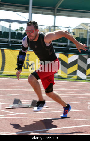 Vétéran de l'armée américaine Robbie Gaupp pratique son commencer les blocs alors que la formation à la concurrence sur la piste et sur le terrain d'activité pour l'équipe des États-Unis à l'Invictus 2016 Jeux. Gaupp, un spécialiste de l'approvisionnement en pétrole, est une athlète de l'Armée de Gatesville, Texas. Il est l'un des soldat de l'armée et des anciens combattants 35 athlètes représentant l'équipe des Etats-Unis au cours de l'Invictus de 2010 à Orlando, Floride, du 8 au 12 mai. Invictus Games, un tournoi sportif adapté des blessés, des malades et des blessés militaires et anciens combattants, dispose d'environ 500 athlètes militaires de 15 pays en compétition de tir à l'arc, randonnée à vélo, piscine r Banque D'Images