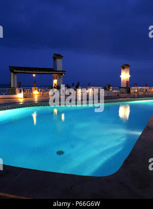 Piscine de la terrasse restaurant La Gritta à soir - Vacances Resort Cala Fornells - village de Paguera - île de Majorque - Iles Baléares Banque D'Images