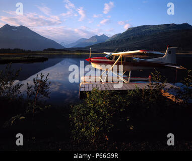 Hydravion d'amarrage au soir - Lake (près du village de Valdez) - État de l'Alaska - usa Banque D'Images