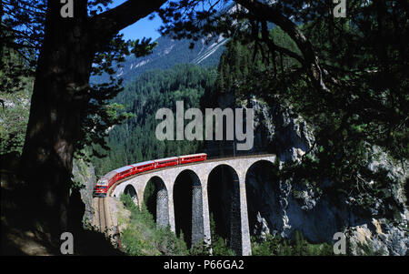 Train local de chemin de fer rhétique traversant le viaduc de landwasser - Alpes Suisse - canton des Grisons - Suisse Banque D'Images