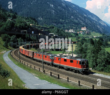 Train de fret sur la voie de chemin de fer Saint Gotthard, Alpes Suisses, dans le canton d'Uri, Suisse Banque D'Images