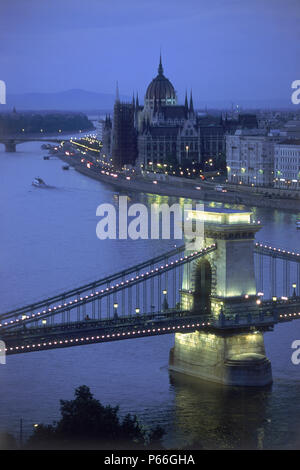 Pont des Chaînes sur le Danube au cours de la soirée, les Maisons du Parlement, la ville de Budapest, Hongrie Banque D'Images