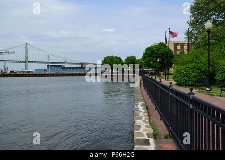 Riverside Park le long de la rivière Delaware à Gloucester City, New Jersey, USA. Walt Whitman Bridge en arrière-plan qui passe dans Philadelphie, Pennsylvanie. Banque D'Images