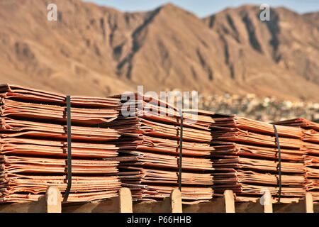 Pack de cathodes en cuivre sur des palettes d'Escondida dans le port d'Antofagasta Banque D'Images