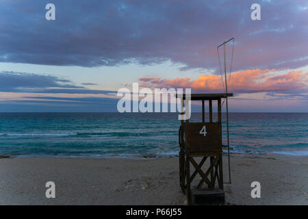 Mallorca, Red sunset sky over lifeguard chambre à White Sand beach Banque D'Images