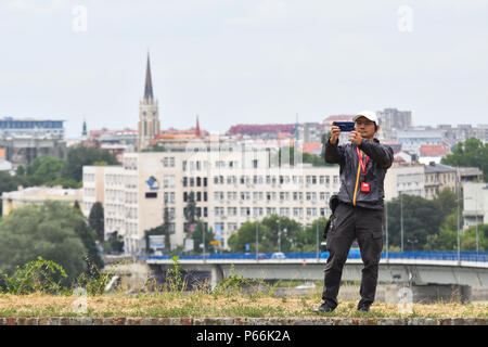 Novi Sad, Serbie 26 juin 2018 touristes chinois prendre des photos et faire des autoportraits à Novi Sad photo Nenad Mihajlovic Banque D'Images