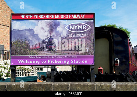 Signe pour North York Moors Railway, Pickering, North Yorkshire, England UK Banque D'Images