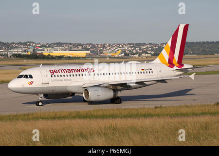 Stuttgart, Allemagne - Printemps 2018 : un avion à l'aéroport de Stuttgart Banque D'Images