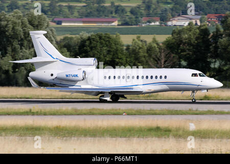 Stuttgart, Allemagne - Printemps 2018 : un avion à l'aéroport de Stuttgart Banque D'Images